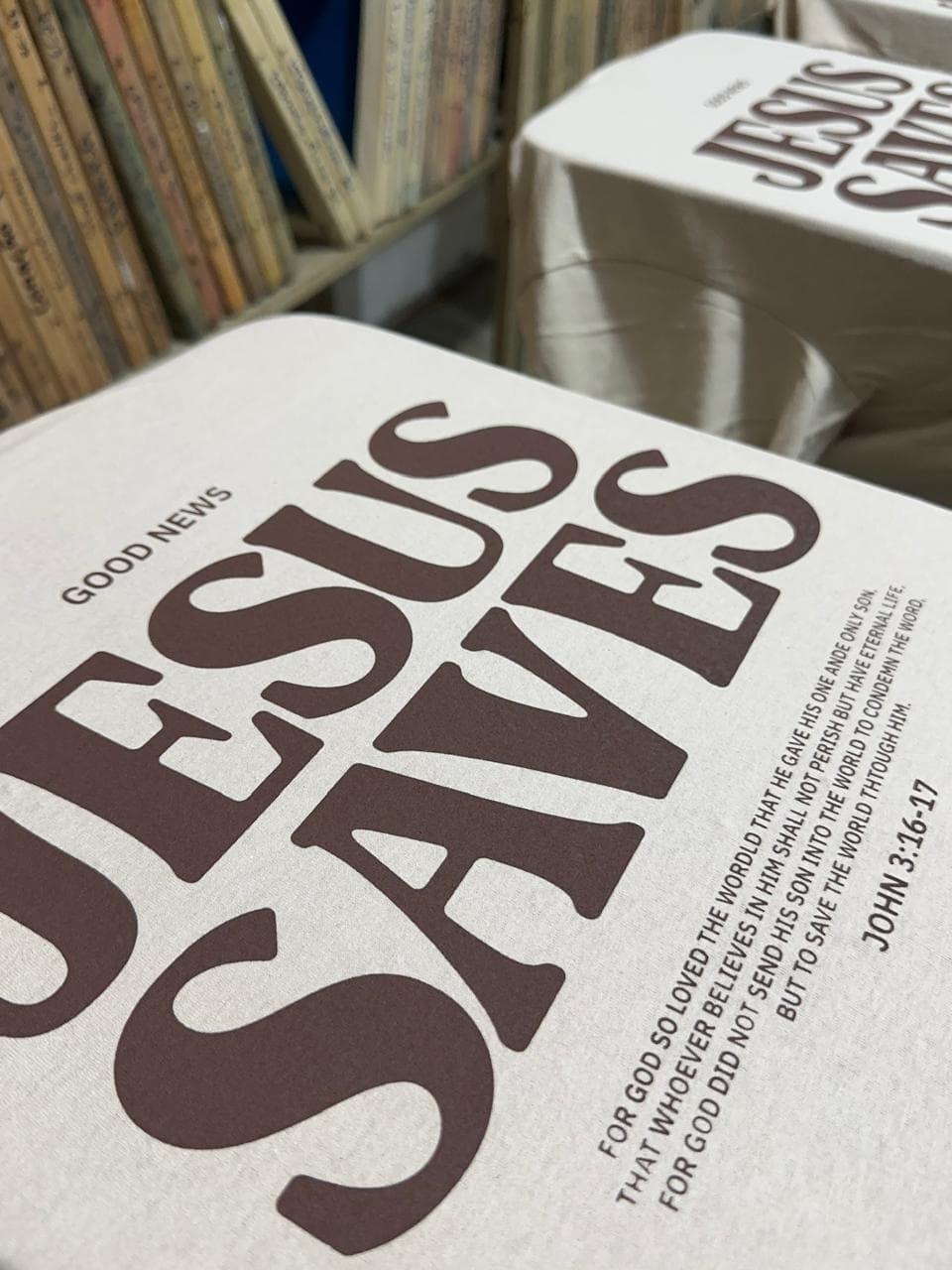 Detalhe da estampa JESUS SAVES em camisetas na produção